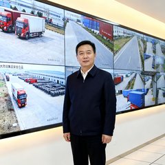 大型物流集团安全总监李明的职业照，站在物流园区监控中心内，身后是实时监控大屏
